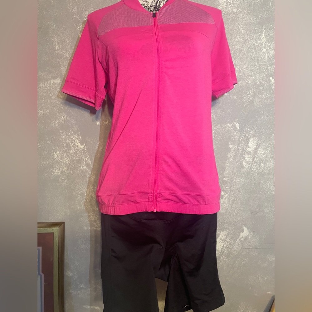 Woman biking LouisGareanu pink top sz xl black padded shorts Pearl Izumi xxl